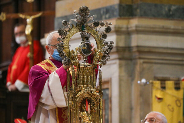San Gennaro, niente miracolo a Napoli: teca riportata in Cappella