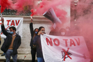 IMMAGINE DI REPERTORIO Foto Cecilia Fabiano/ LaPresse 
07 Ottobre 2020 Roma (Italia)
Cronaca  :
Protesta No Tav davanti al ministero di Grazia e Giustizia per la liberazione di un’attivista arrestata in Val Di Susa 
Nella Foto : la protesta per la liberazione di Dana 
Photo Cecilia Fabiano/LaPresse
October 07 , 2020  Roma (Italy) 
News :
Action of No  Tav organization in front of Justice Ministry for reclaim freedom for an activist arrested in Val di Susa 
In The Pic : the protest Freedom for Dana