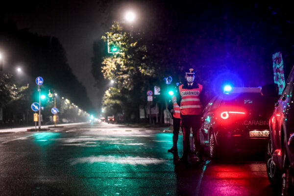 Foto Claudio Furlan – LaPresse 
22 Ottobre 2020 Milano (Italia) 
News
Primo giorno di coprifuoco a Milano e in Lombardia 
Nella foto: Controlli dei Carabinieri nella zona di Corso Sempione e Arco della Pace

Photo Claudio Furlan – LaPresse
22 October 2020 Milan (Italy)
News 
First day of curfew in Milan and Lombardy
In the photo: Carabinieri checks in the area of Corso Sempione and Arco della Pace