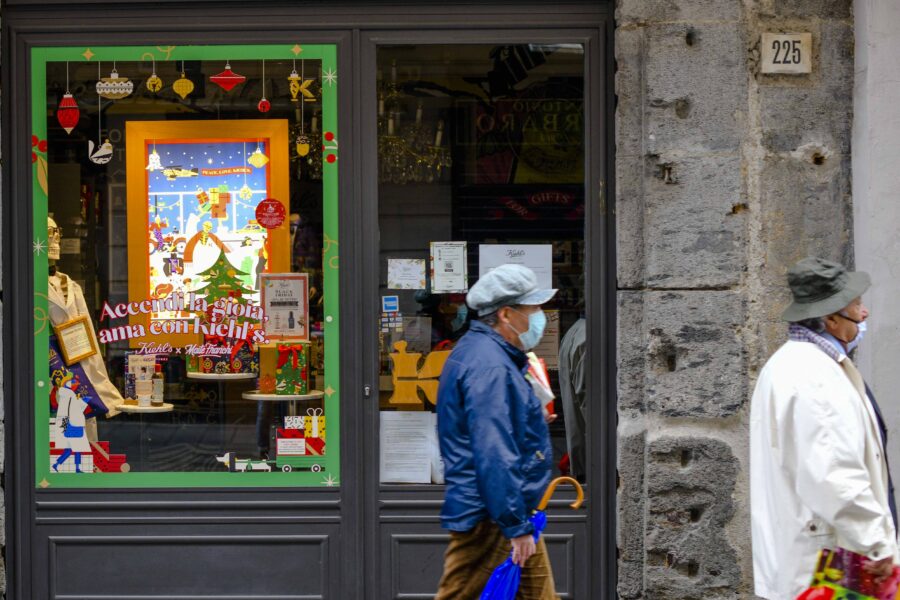 Alessandro Pone – Lapresse
Napoli 15 novembre 2020 
Cronaca
Primo giorno di zona rossa per la Campania, inserita insieme alla Toscana nell’area più a rischio da un’ordinanza del ministro della Salute Roberto Speranza. Napoli deserta, rispetto alle immagini viste negli ultimi giorni. 


Alessandro Pone – Lapresse
Naples 15 novembre 2020
Chronicle
First day of the red zone for Campania, inserted together with Tuscany in the area most at risk by an order of the Minister of Health Roberto Speranza. Deserted Naples, compared to the images seen in recent days.