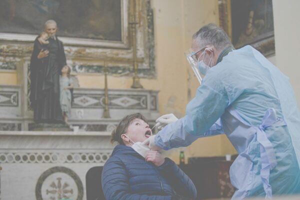 Foto Alessandro Pone – LaPresse
Napoli 18 novembre 2020
Cronaca
Chiesa di San Severo fuori le mura, al Rione Sanità, nel cuore di Napoli, il “tampone solidale”, iniziativa dell’associazione Sanità Diritti in Salute e di Fondazione San Gennaro che permette di poter effettuare un tampone Covid a 18 euro. Chi vuole, può donare anche un tampone a chi non può permetterselo.

Photo Alessandro Pone – LaPresse
Naples 18 november 2020
news
Church of San Severo Outside the Walls, in the Rione Sanità, in the heart of Naples, the "solidarity buffer", an initiative of the Health Rights in Health Association and the San Gennaro Foundation which allows you to carry out a Covid tampon for 18 euros. Anyone who wants can also donate a tampon to those who cannot afford it.