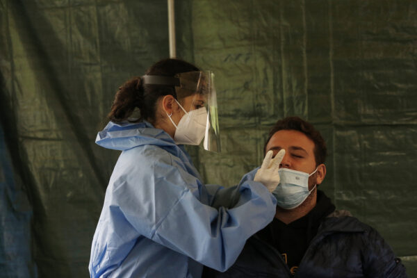 Foto Cecilia Fabiano/LaPresse 
20 Novembre  2020 Roma (Italia) 
Cronaca 
Attivato il servizio tamponi nelle farmacie da oggi disponibili i test rapidi per il covid 19.
Nella foto:  La farmacia Grieco a via del Viminale  effettua i tamponi rapidi in una struttura esterna prestata da un ristorante chiuso in periodo Covid 
Photo Cecilia Fabiano/LaPresse 
November 20, 2020 Rome (Italy) 
News 
Swabs in are available also in pharmacy. 
In the pic: The Grieco’s Pharmacy operating in a structure loaned by a restaurant that is closed due to the coronavirus crisis