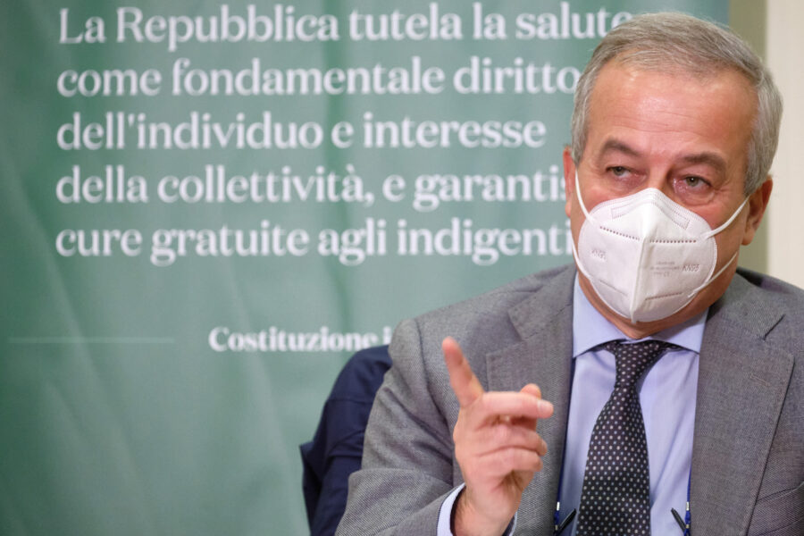 Vaccino Covid, Locatelli avverte: “Giornata storica ma mascherine fino all’estate”