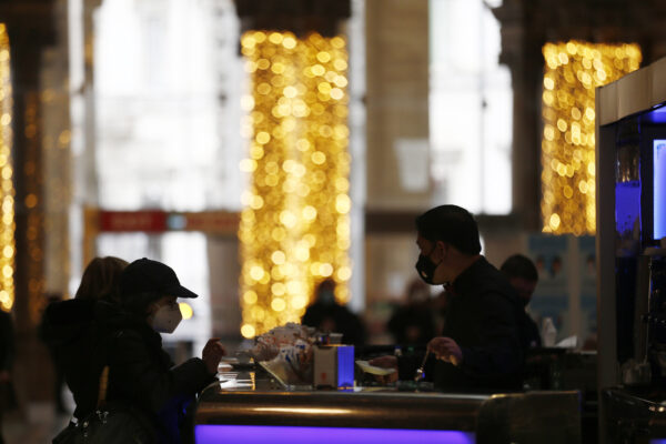 Foto Cecilia Fabiano/ LaPresse 
02 December   2020 Roma (Italia)
Cronaca  : 
Nuove  misure anti covid in vigore per il periodo natalizio 
Nella Foto : shopping in centro 
Photo Cecilia Fabiano/LaPresse
December 02 , 2020  Roma (Italy) 
News:
New  measures against virus spread for Christmas  season 
In the Pic : shopping in the centre of town