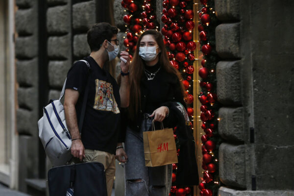 Foto Cecilia Fabiano/ LaPresse 
02 December   2020 Roma (Italia)
Cronaca  : 
Nuove  misure anti covid in vigore per il periodo natalizio 
Nella Foto : shopping in centro 
Photo Cecilia Fabiano/LaPresse
December 02 , 2020  Roma (Italy) 
News:
New  measures against virus spread for Christmas  season 
In the Pic : shopping in the centre of town