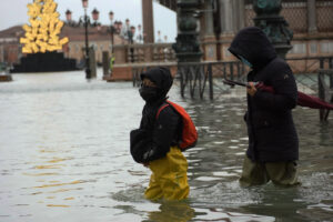 Venezia, città allagata e acqua alta 145 centimetri. Mose non attivo: “Situazione terribile”