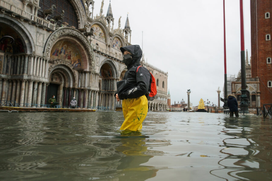 Foto LaPresse/Anteo Marinoni 08 dicembre 2020 Venezia, Italia cronaca 
Maltempo a Venezia: il Mose non viene attivato, la città è allagata.Photo LaPresse/Anteo Marinoni december 08, 2020 Venice, Italy News Bad weather in Venice: the Mose is not activated, the city is flooded