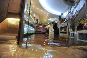 Venezia, città allagata e acqua alta 145 centimetri. Mose non attivo: “Situazione terribile”