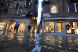 Venezia, città allagata e acqua alta 145 centimetri. Mose non attivo: “Situazione terribile”