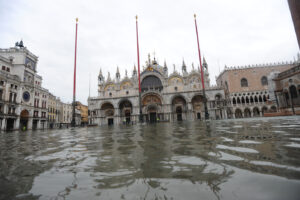 Venezia, città allagata e acqua alta 145 centimetri. Mose non attivo: “Situazione terribile”