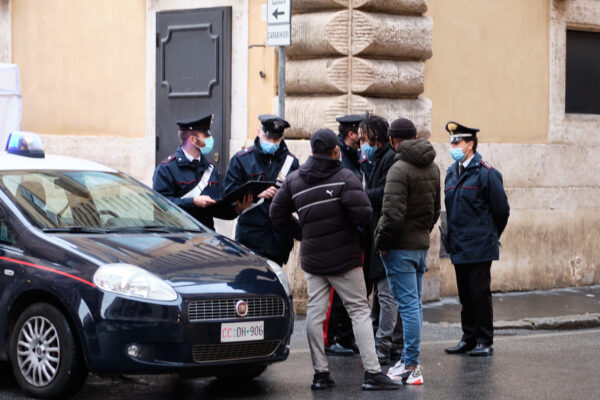 Foto Mauro Scrobogna /LaPresse
08-12-2020 Roma , Italia
Cronaca
Misure anti assembramento
Nella foto: sin dalle prime ore del pomeriggio ingente schieramento delle forze dell’ordine nelle vie del centro con pattugliamenti e controlli

Photo Mauro Scrobogna /LaPresse
December 08, 2020  Rome, Italy
News
Anti-crowd measures
In the photo: from the early hours of the afternoon a large array of law enforcement officers in the streets of the center with patrols and checks