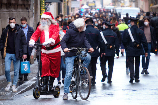 Foto Mauro Scrobogna /LaPresse
08-12-2020 Roma , Italia
Cronaca
Affollamento e shopping
Nella foto: La frequentata via del Corso con la presenza di un Babbo Natale in monopattino e positivo nel pensiero

Photo Mauro Scrobogna /LaPresse
December 08, 2020  Rome, Italy
News
Crowding and shopping
In the photo: The busy Via del Corso with the presence of a Santa Claus on a scooter and positive in thought
