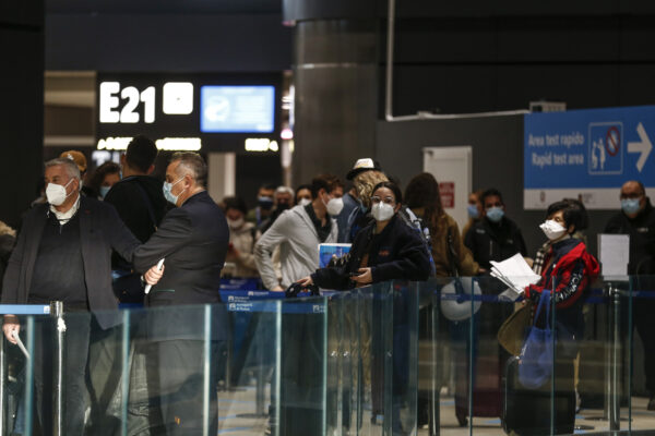 Foto Cecilia Fabiano/ LaPresse 
09  December   2020 Roma (Italia)
Cronaca  : 
Primo volo Covid Free da New York 
Nella Foto : i viaggiatori assistiti  ai  box sanitari allestiti a Fiumicino 
Photo Cecilia Fabiano/LaPresse
December 09 , 2020  Roma (Italy) 
News:
First flight Covid Free from New York 
In the Pic : Sanitary boxes for the passengers