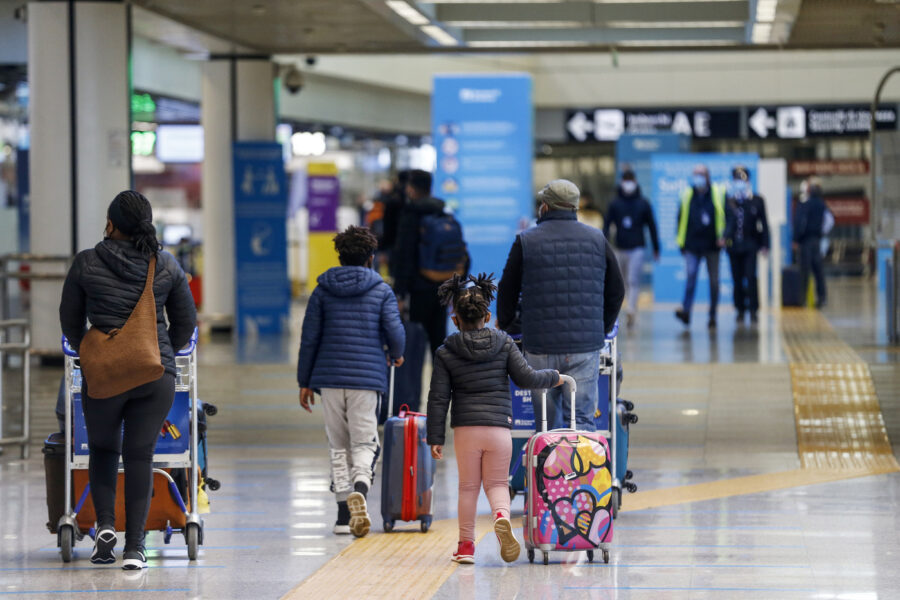 Foto Cecilia Fabiano/ LaPresse 
09  December   2020 Roma (Italia)
Cronaca  : 
Passeggeri in transito all’aeroporto di Fiumicino 
Nella Foto : passeggeri con dispositivi di sicurezza 
Photo Cecilia Fabiano/LaPresse
December 09 , 2020  Roma (Italy) 
News:
Passengers in transit at Fiumicino airport
In the Pic : 
passengers with safety devices