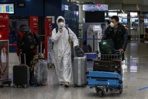 Foto Cecilia Fabiano/ LaPresse 
09  December   2020 Roma (Italia)
Cronaca  : 
Passeggeri in transito all’aeroporto di Fiumicino 
Nella Foto : passeggeri con dispositivi di sicurezza 
Photo Cecilia Fabiano/LaPresse
December 09 , 2020  Roma (Italy) 
News:
Passengers in transit at Fiumicino airport
In the Pic : 
passengers with safety devices