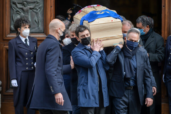 Foto Claudio Furlan – LaPresse 
12 Dicembre 2020 Vicenza (Italia) 
News
Funerali di Paolo Rossi presso il Duomo
Nella foto: l’uscita del feretro

Photo Claudio Furlan – LaPresse
07 December 2020 Milano ( Italy )
News
Paolo Rossi funerals
In the photo: the coffin exit