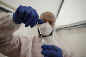 Coronavirus, quasi 600 morti: sale al 9,5% il tasso tamponi-positivi Coronavirus, quasi 600 morti: sale al 9,5% il tasso tamponi-positivi