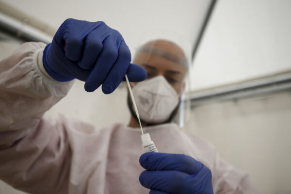 Coronavirus, quasi 600 morti: sale al 9,5% il tasso tamponi-positivi