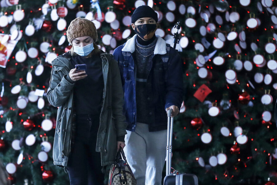 Foto Cecilia Fabiano/ LaPresse 
17  Dicembre  2020 Roma (Italia)
Cronaca  : 
Spostamenti e viaggi nel periodo di Natale .  
Nella Foto : L’albero all’ingresso della stazione Termini 
Photo Cecilia Fabiano/LaPresse
December 17  , 2020  Roma (Italy) 
News:
Travel for Christmas time 
In the Pic :  The passengers passing near the Christmas tree in front of Termini Station