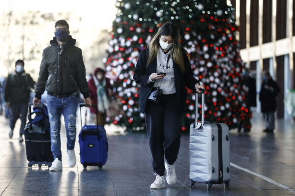 Foto Cecilia Fabiano/ LaPresse 
17  Dicembre  2020 Roma (Italia)
Cronaca  : 
Spostamenti e viaggi nel periodo di Natale .  
Nella Foto : L’albero all’ingresso della stazione Termini 
Photo Cecilia Fabiano/LaPresse
December 17  , 2020  Roma (Italy) 
News:
Travel for Christmas time 
In the Pic :  The passengers passing near the Christmas tree in front of Termini Station