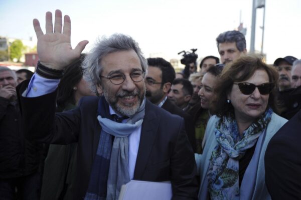 Can Dundar condannato a 27 anni: persecuzione senza fine per il giornalista turco