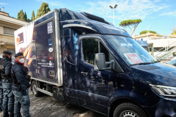 Foto Mauro Scrobogna /LaPresse
26-12-2020 Roma , Italia
Cronaca
Ospedale Spallanzani – vaccini covid
Nella foto:  Arrivo all’ospedale Spallanzani del furgone con i primi vaccini che verranno utilizzati domani durante il V-Day

Photo Mauro Scrobogna /LaPresse
December 26, 2020  Rome, Italy
News
Spallanzani hospital – covid vaccines
In the photo: The van arrives at the Spallanzani hospital with the first vaccines that will be used tomorrow during V-Day
