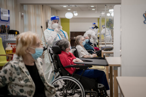 Covid, solo il 7% degli over 70 è vaccinato. Il Lazio apre ai maggiorenni. Domani cabina di regia per Hub e Open Day