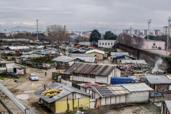Madre morta perché bloccata nel campo rom di Scampia: “Giustizia per Anna, appello contro ogni forma di apartheid”