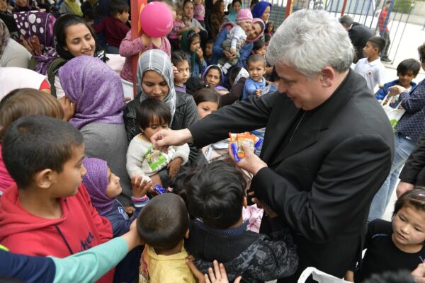 Foto Vatican Media/LaPresse09-05-2019 Isola di LesboCronacaIl Cardinale Konrad Krajewski in visita sull’Isola di Lesbo
Nella foto: Visita Informale al Campo Profughi di LesboDISTRIBUTION FREE OF CHRGE – NOT FOR SALE