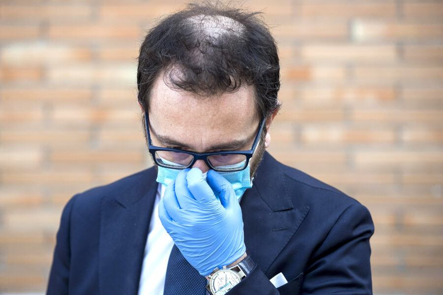 Foto Roberto Monaldo / LaPresse
03-05-2020 Roma
Politica
Carcere di Rebibbia – Presentazione degli operatori sanitari vincitori del bando destinati agli istituti penitenziari durante l’emergenza Covid-19
Nella foto Alfonso Bonafede

Photo Roberto Monaldo / LaPresse
03-05-2020 Rome (Italy)
Rebibbia prison – Presentation of  the health workers for prisons
In the pic Alfonso Bonafede