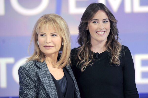 Attacco ‘grillino’ della Gruber alla Boschi: “Chi se ne frega del Recovery, perché l’hai baciato?” Attacco ‘grillino’ della Gruber alla Boschi: “Chi se ne frega del Recovery, perché l’hai baciato?”