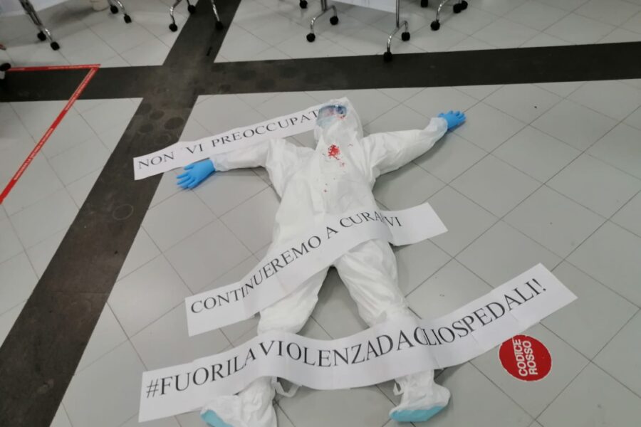 Infermiera aggredita al Cardarelli, il flashmob dei sanitari: “Continueremo a curarvi ma basta violenza”