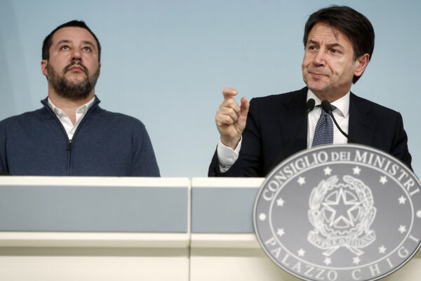 Vaccino per tutti i politici, di governo e di opposizione: si deve dare l’esempio