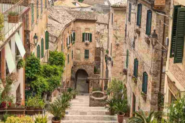 Imu dimezzata ai pensionati nel mondo, una vittoria per i borghi storici