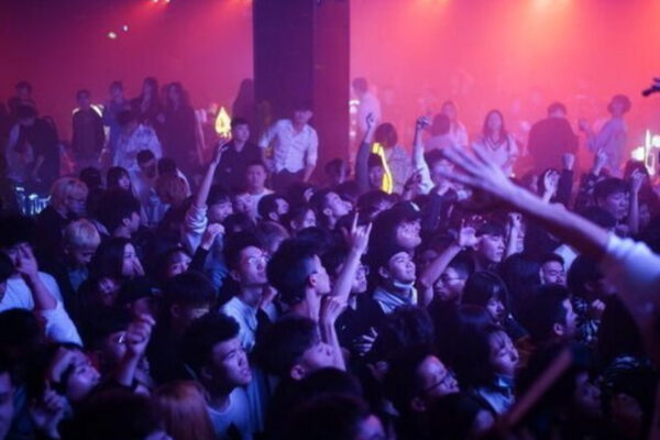 Feste in discoteca, ristoranti pieni e strade affollate: la rinascita di Wuhan un anno dopo il covid