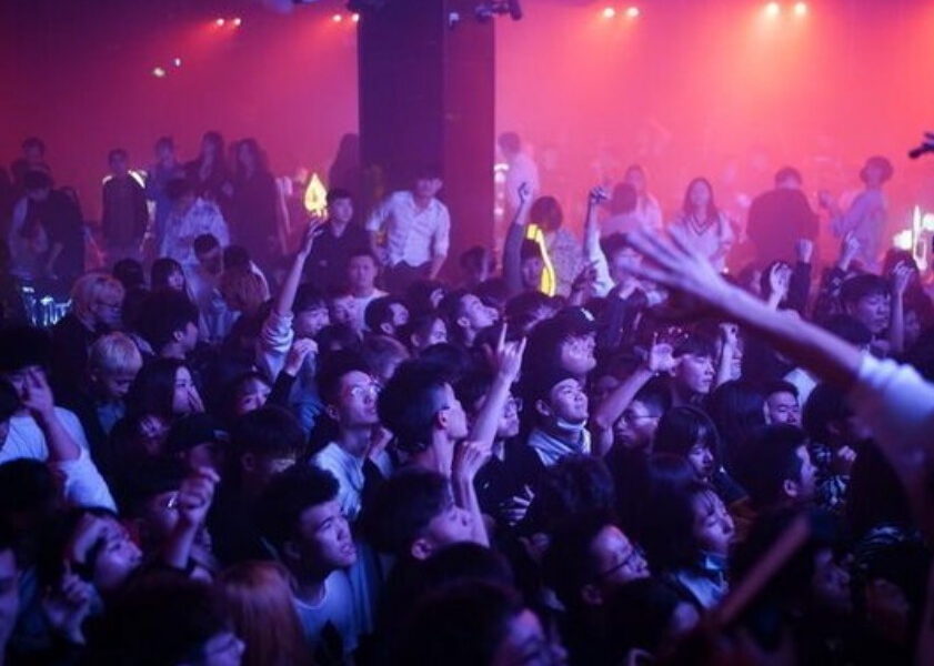Feste in discoteca, ristoranti pieni e strade affollate: la rinascita di Wuhan un anno dopo il covid
