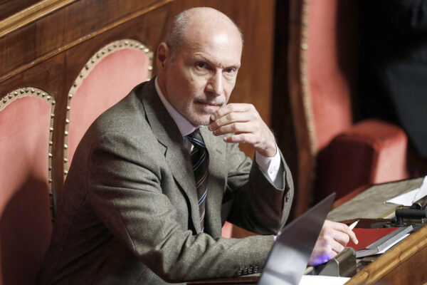 “Casaleggio deve smetterla di mentire, il M5S è suo e decide tutto”, l’accusa di Gregorio De Falco