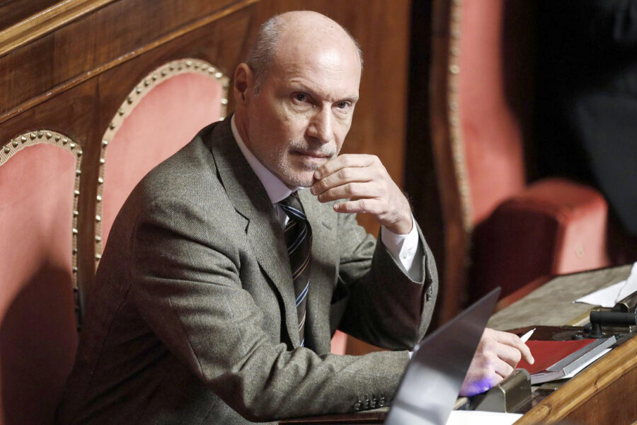 “Casaleggio deve smetterla di mentire, il M5S è suo e decide tutto”, l’accusa di Gregorio De Falco