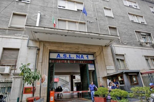 Agguato e giallo a Forcella, giovane raggiunto da due pallottole durante coprifuoco: “Ero sotto casa”