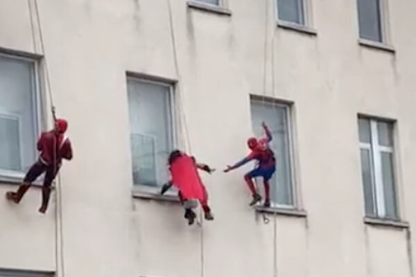 Supereroi ‘volano’ fuori le finestre dell’ospedale: l’omaggio ai bimbi ricoverati