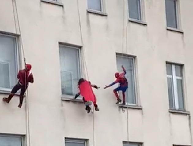 Supereroi ‘volano’ fuori le finestre dell’ospedale: l’omaggio ai bimbi ricoverati