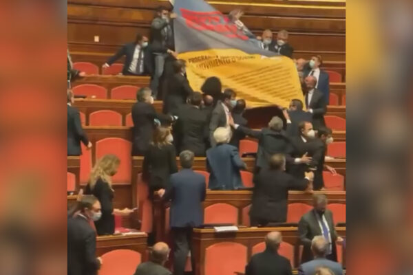 Caos in Senato, la Lega protesta contro il decreto Sicurezza