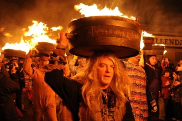 Festività di dicembre in tutto il mondo, che cos’è il Tar Bar’l Festival: il capodanno con il catrame infuocato