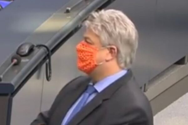 Dalla mascherina traforata in Parlamento al ricovero per Covid: il ‘contrappasso’ per il deputato di estrema destra