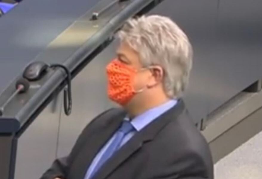 Dalla mascherina traforata in Parlamento al ricovero per Covid: il ‘contrappasso’ per il deputato di estrema destra