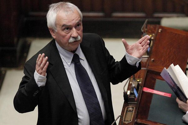 La giravolta dei 5S: “Gridavano non un euro ai partiti e poi hanno preso soldi dalle lobby”, parla Ugo Sposetti La giravolta dei 5S: “Gridavano non un euro ai partiti e poi hanno preso soldi dalle lobby”, parla Ugo Sposetti