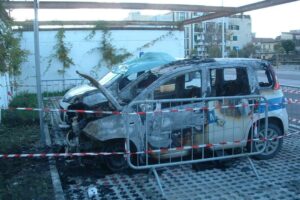 Incendiate due auto della polizia municipale: “Atto intimidatorio per indagini su ecoreati”