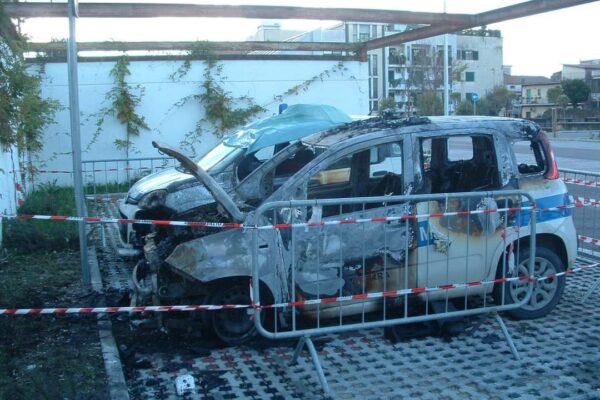 Incendiate due auto della polizia municipale: “Atto intimidatorio per indagini su ecoreati”