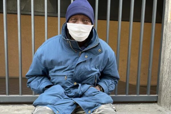 Storia di Mbaye, a cui hanno sequestrato “il pane”