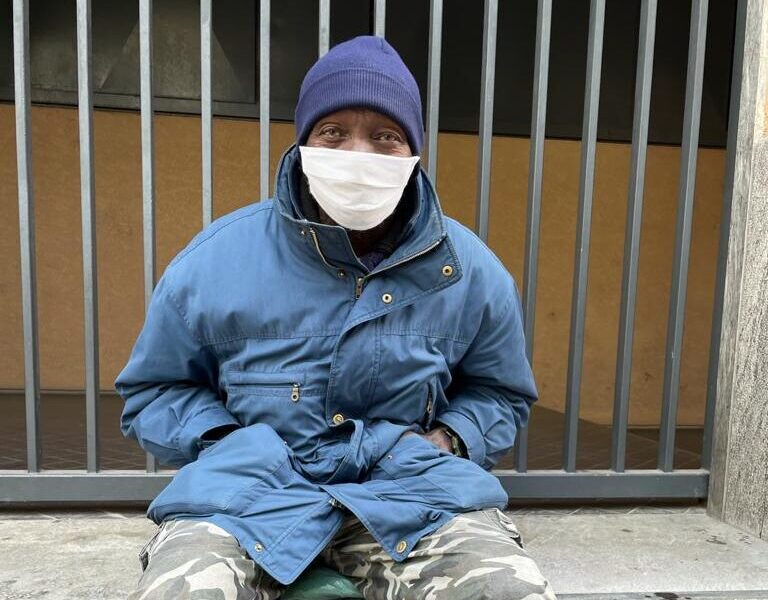 Storia di Mbaye, a cui hanno sequestrato “il pane”